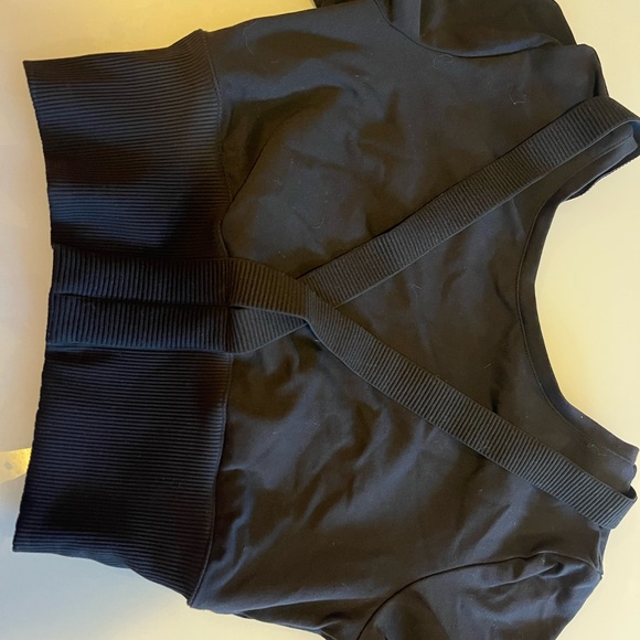 Alo Yoga Cross Strap Crop - Picture 2 of 3